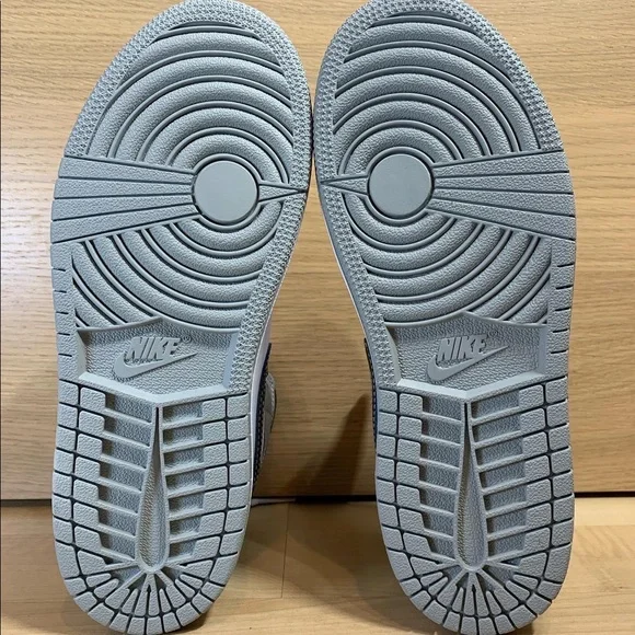 Jordan 1 Mid “Light Smoke Grey” - Picture 5 of 6